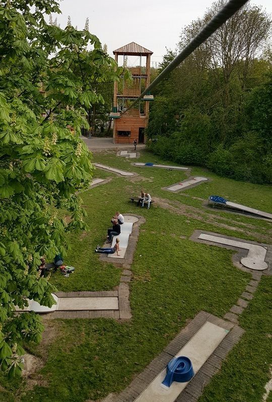 Een mooi overzicht van hoogte van de midgetgolfbanen van Klimpark Streekbos.