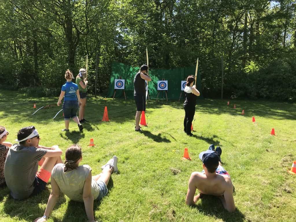 Boogschieten bij Klimpark Streekbos. De groep geniet van het zonnetje in de natuurlijke omgeving van het Streekbos. Een van onze groepsactiviteiten bij Klimpark Streekbos.