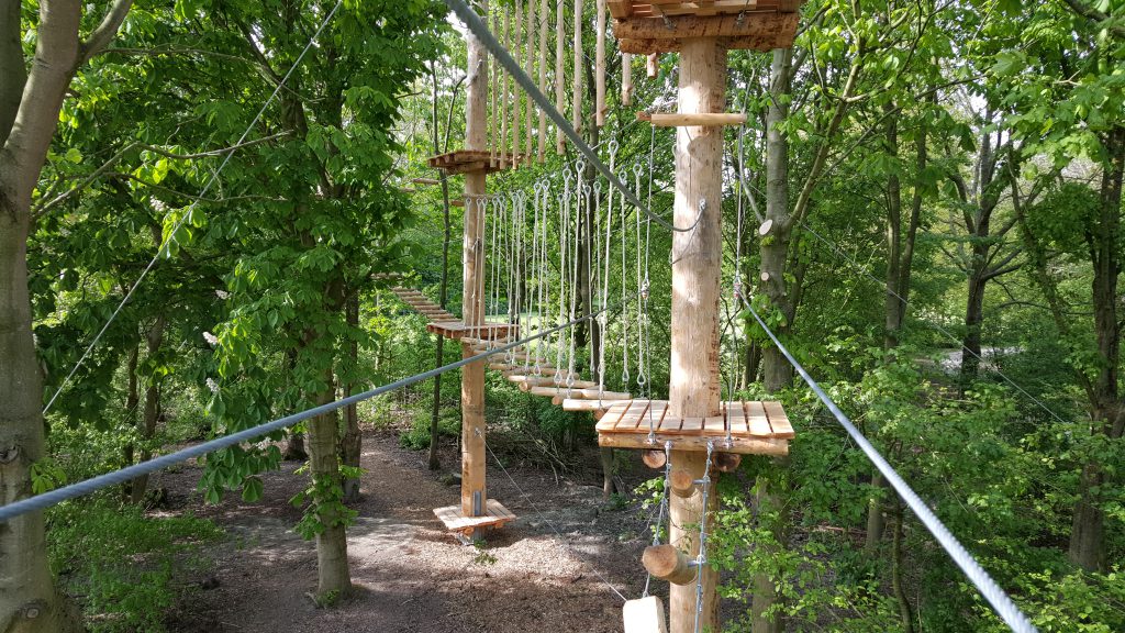 Verschillende hindernissen van Klimpark Streekbos